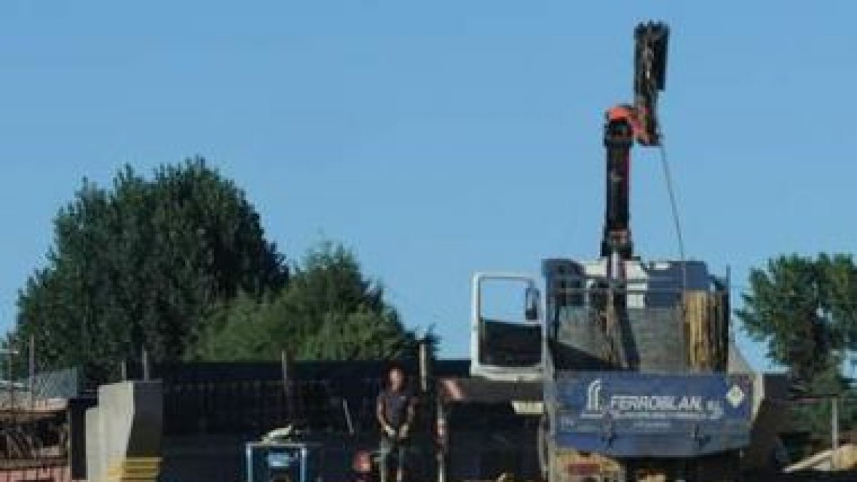 Las máquinas trabajan a poco ritmo en el tramo.
