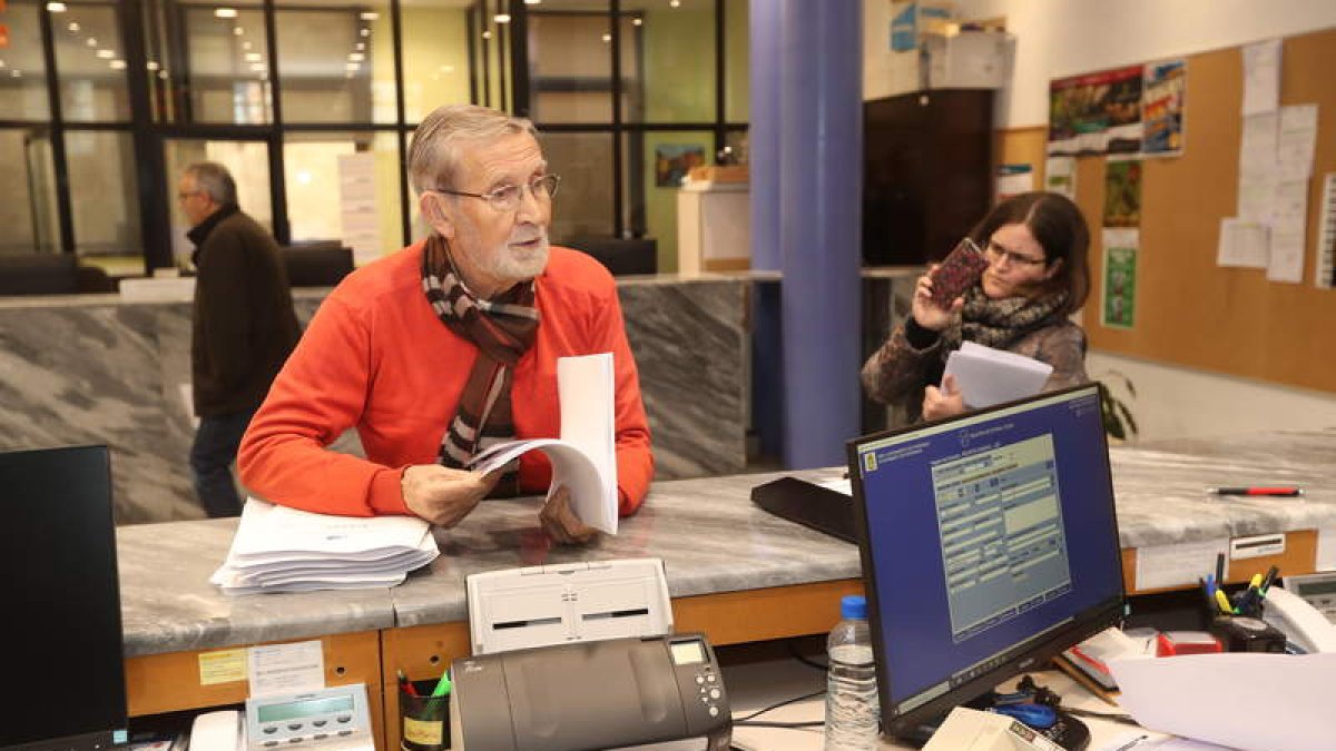 Carballo, presentando uno de sus escritos en el Ayuntamiento, en una foto de archivo. DDE LA MATA