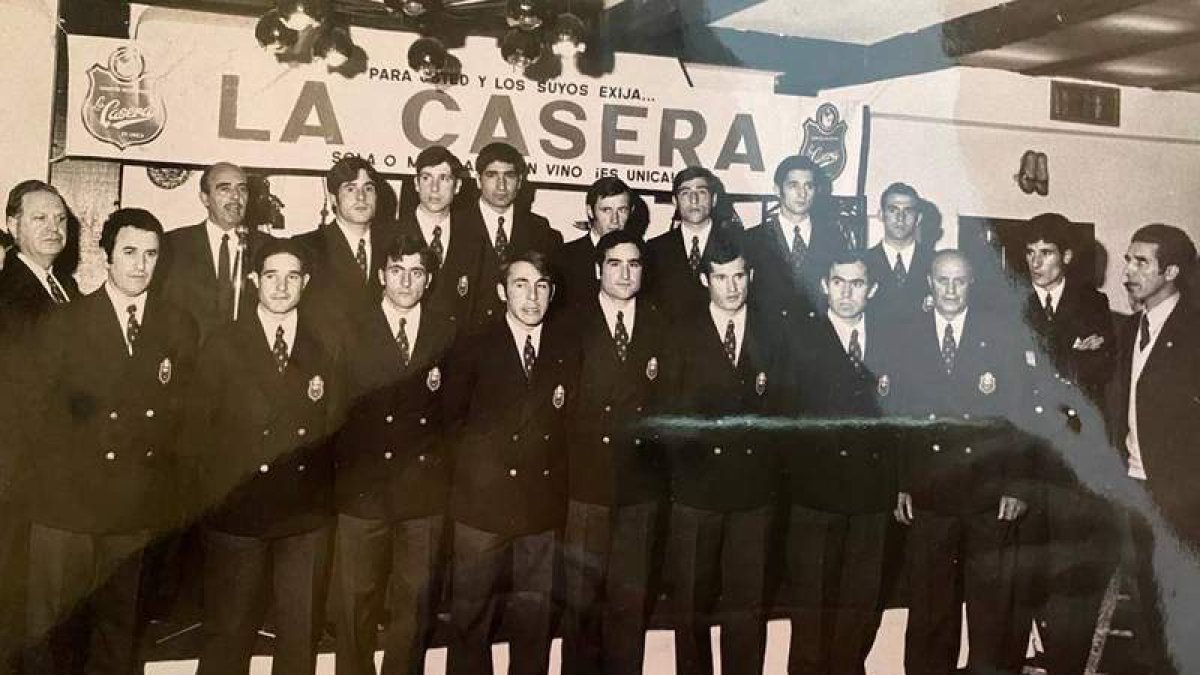 Federico Martín Bahamontes junto a los ciclistas de ‘La Casera’. DL