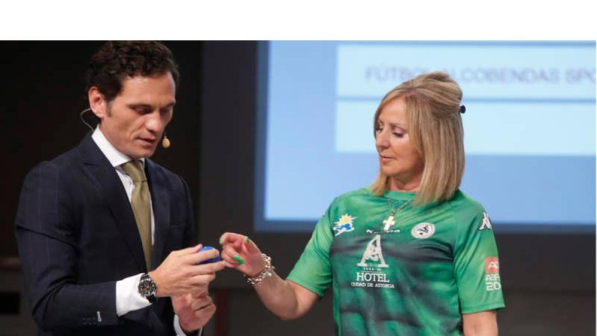 Sagrario González, que lució la camiseta de Hulk para la fase de ascenso, durante el sorteo realizado ayer en Las Rozas. RAQUEL P. VIECO
