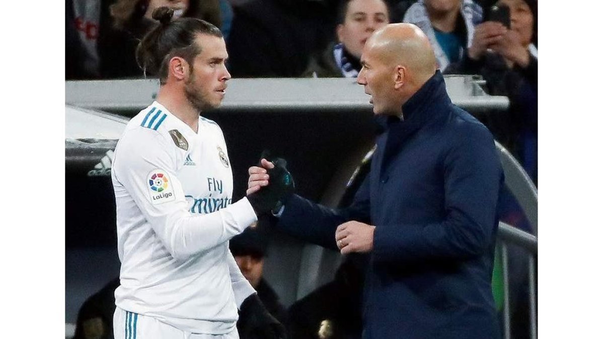 Bale saluda a Zidane antes de salir ante el Fuenlabrada. JUANJO MARTÍN