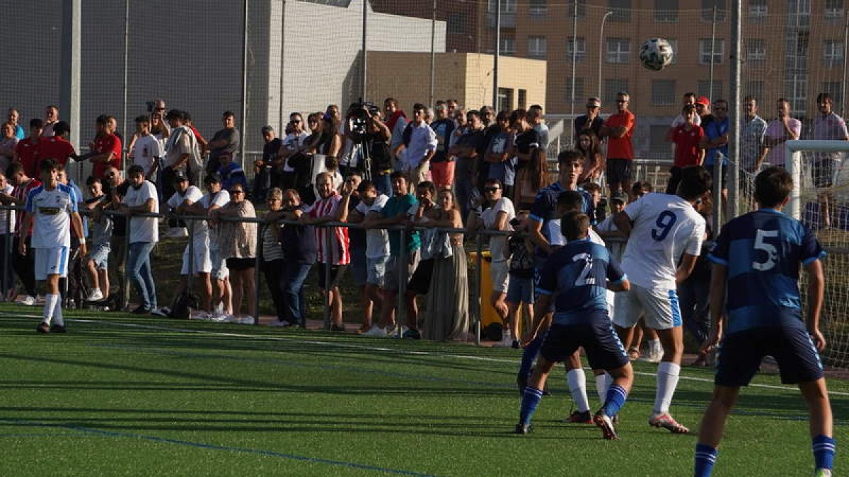 La Palomera acogió una gran afluencia de público con el derbi. J. NOTARIO