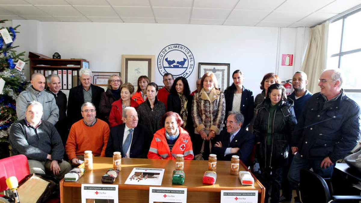 Representantes y voluntarios de las asociaciones, ayer durante el acto de presentación.