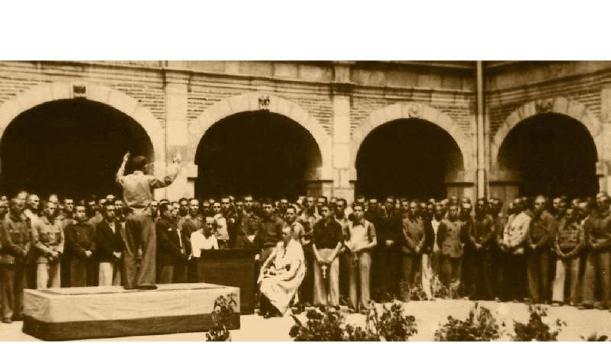 Un grupo de presos republicanos en el campo de concentración de San Marcos. FUNDACIÓN 27 DE MARZO