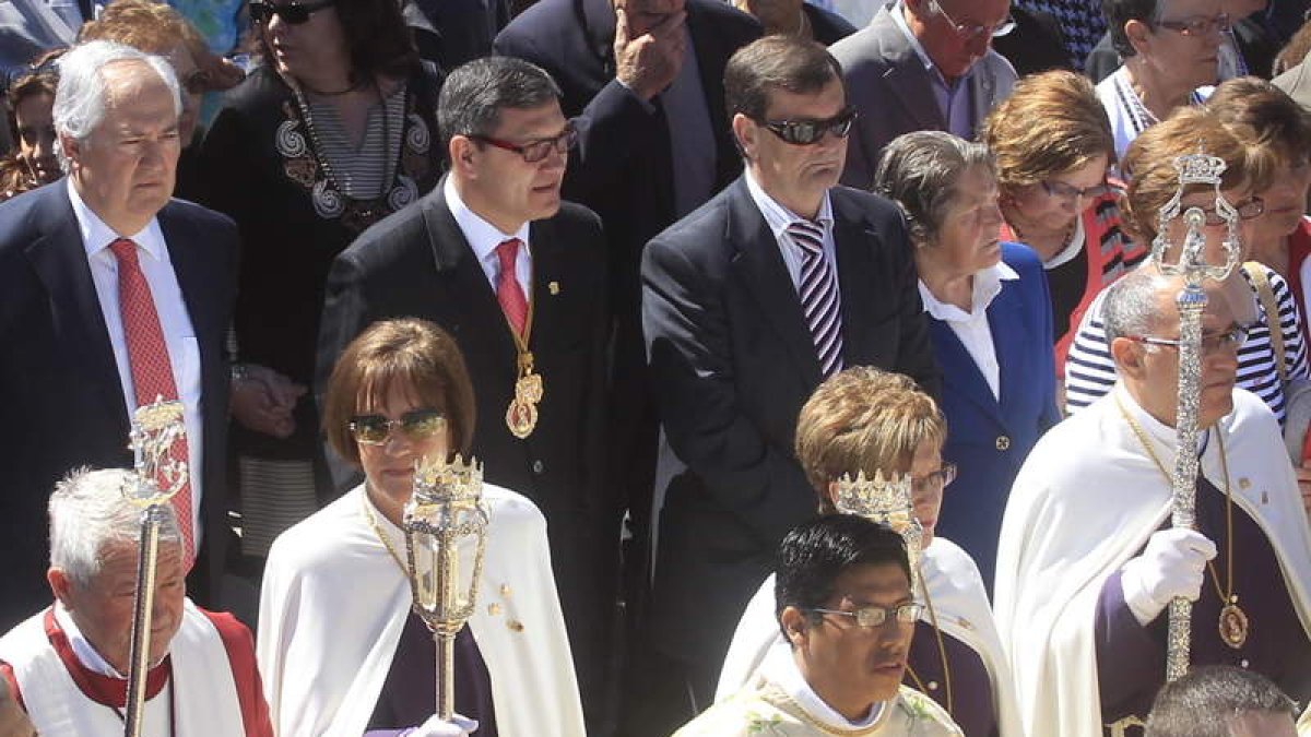 El alcalde, en el centro, en la reciente procesión de Pascua.