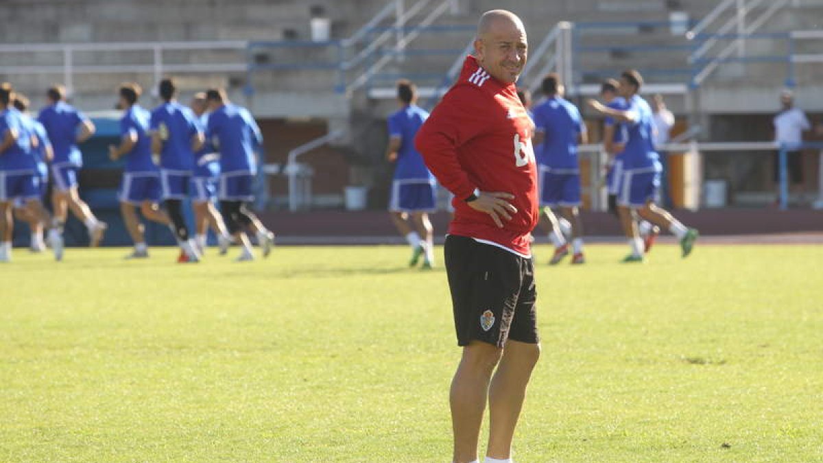 Claudio dirige un entrenamiento de los jugadores de la Deportiva.