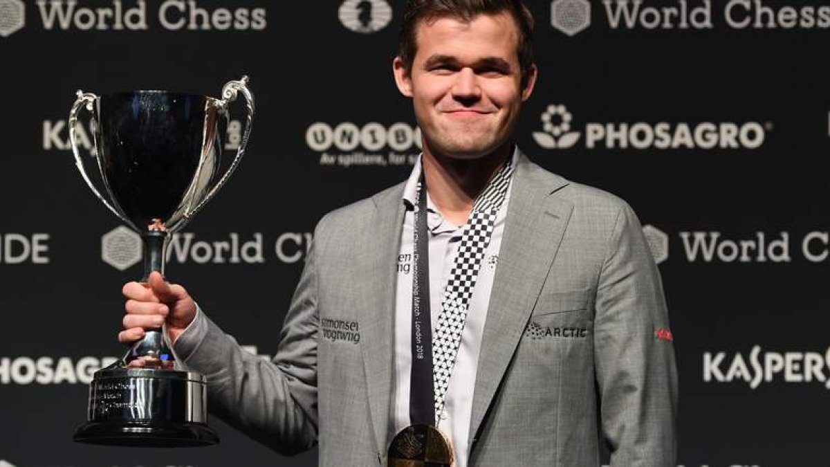 Magnus Carlsen, campeón mundial de ajedrez, celebra su victoria tras derrotar a Fabiano Caruana. F.A.
