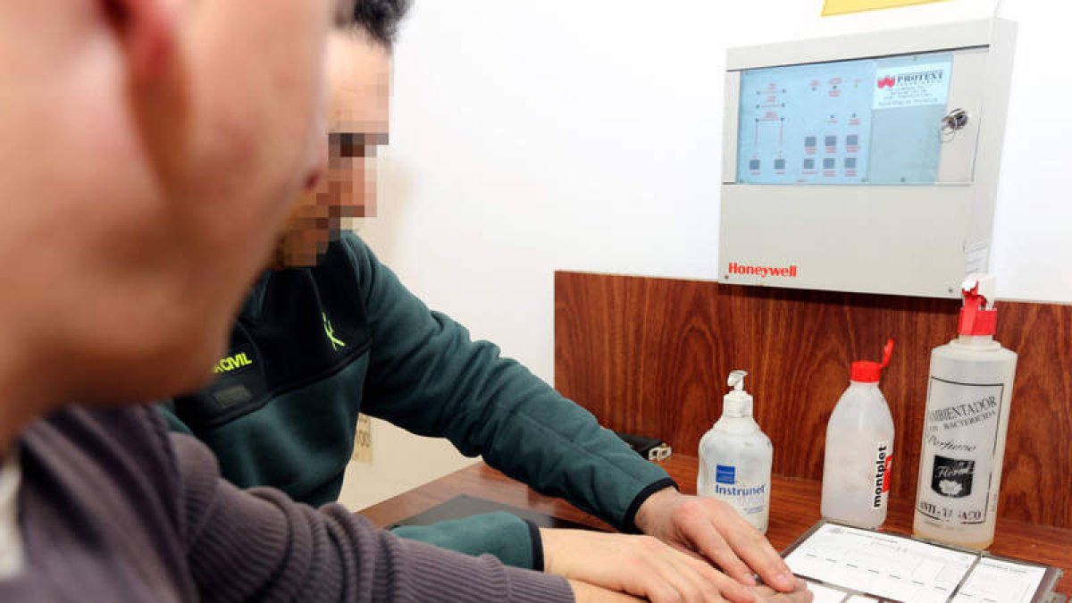 Un agente de la Guardia Civil toma las huellas dactilares a un detenido. MARCIANO