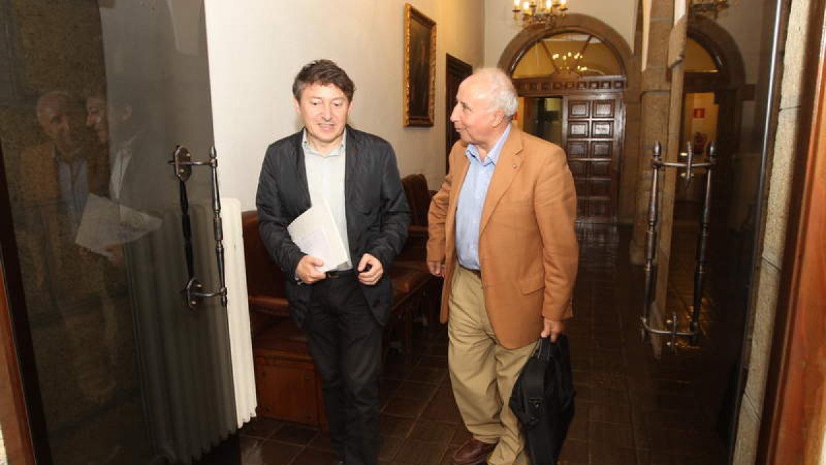 El alcalde de Ponferrada, Samuel Folgueral y Luis Vázquez, en su último encuentro.