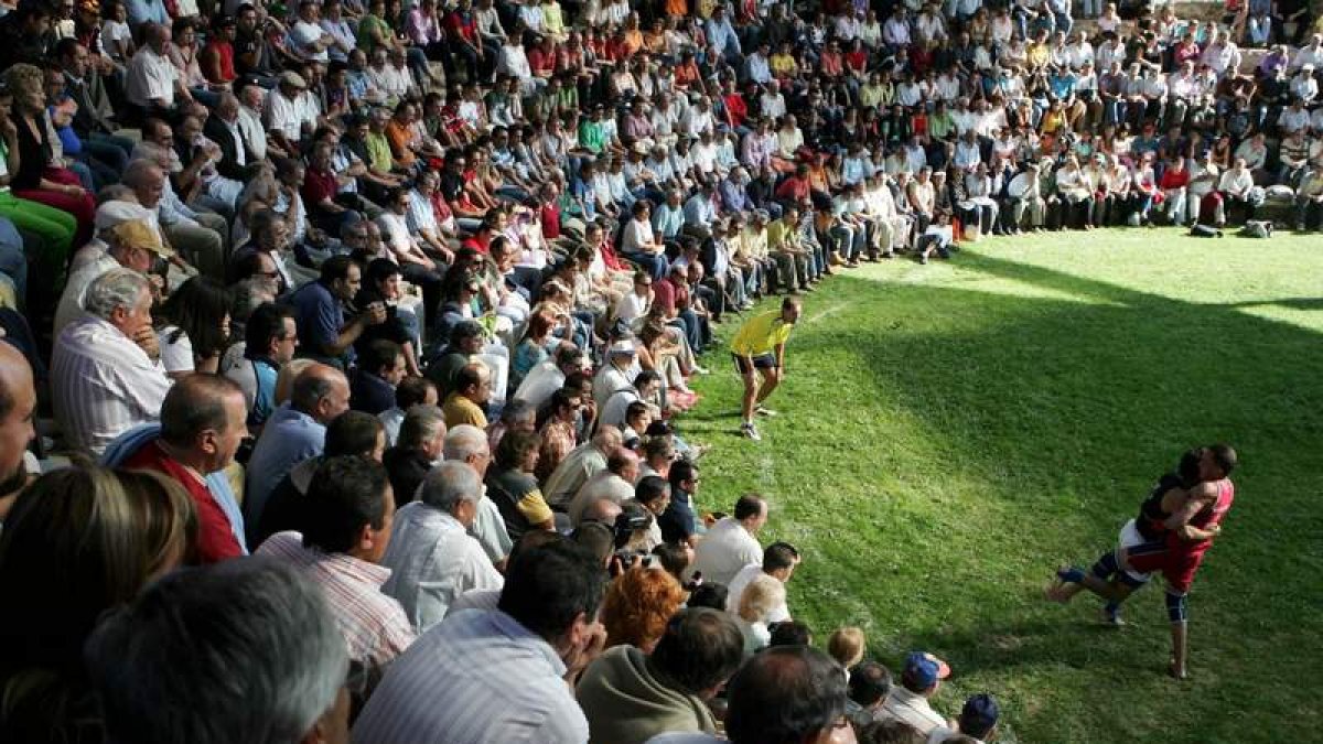 Todos los grupos acuerdan instar a la Junta a que declare BIC la lucha leonesa.