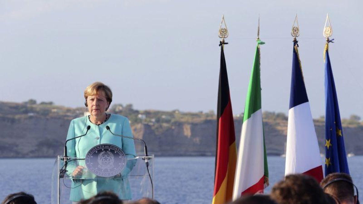 La cancillera alemana en el portaviones Garibaldi.