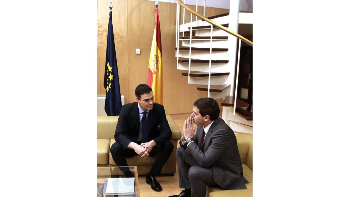 Pedro Sánchez y Albert Rivera durante el encuentro que mantuvieron ayer. javier lizón
