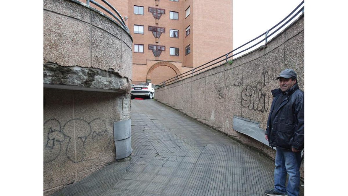 Imagen de la rampa del garaje del número 55 de la calle Moisés de León. SECUNDINO PÉREZ