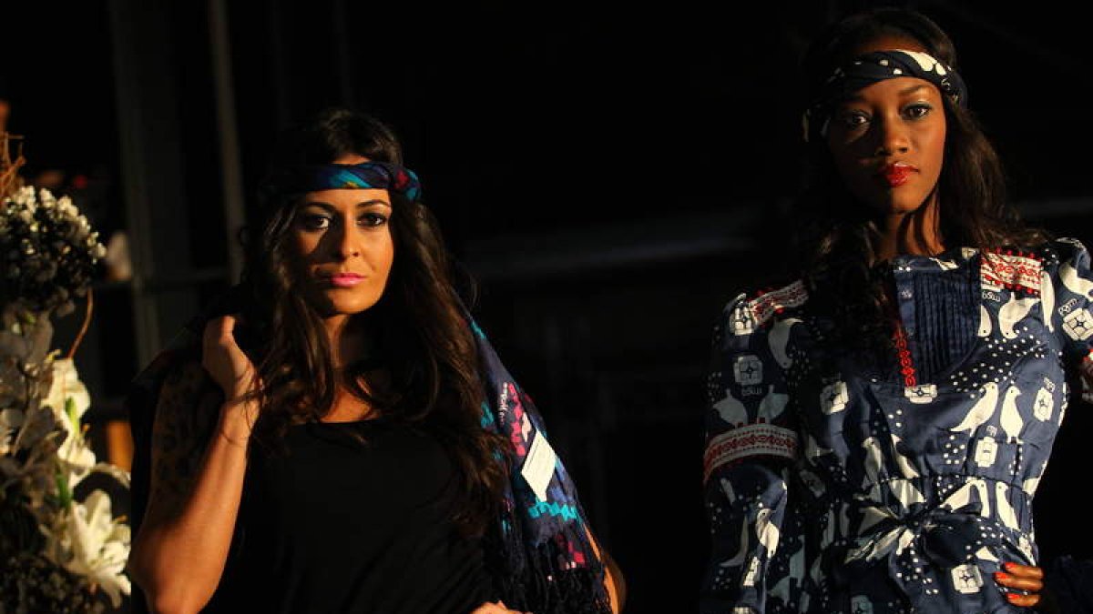 Dos modelos en la pasarela del Espacio Vías durante el desfile de Rosaita Magee.
