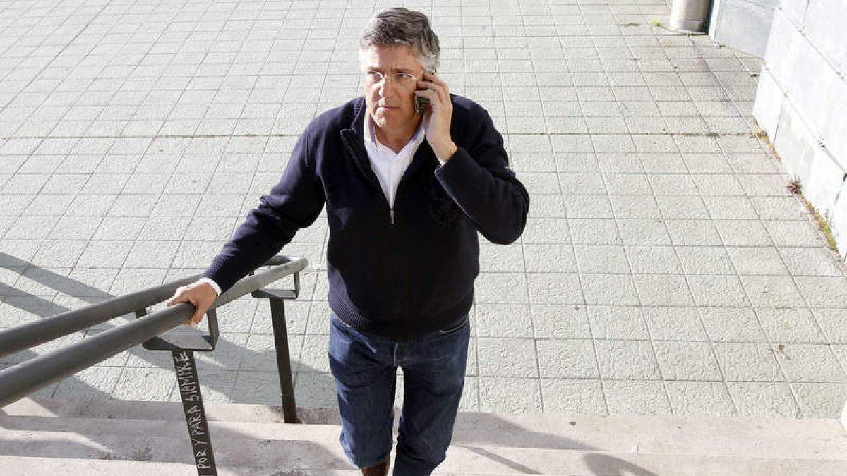 Cayetano Franco vuelve a subir las escaleras que conducen a la presidencia del Ademar y esta vez parece que para quedarse definitivamente.