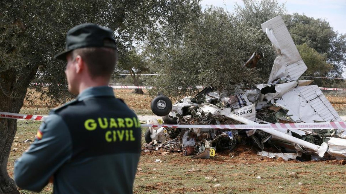 Aspecto en el que ha quedado la avioneta, que había salido de Sabadell, tras estrellarse este miércoles entre las localidades madrileñas de Perales de Tajuña y Valdilecha.