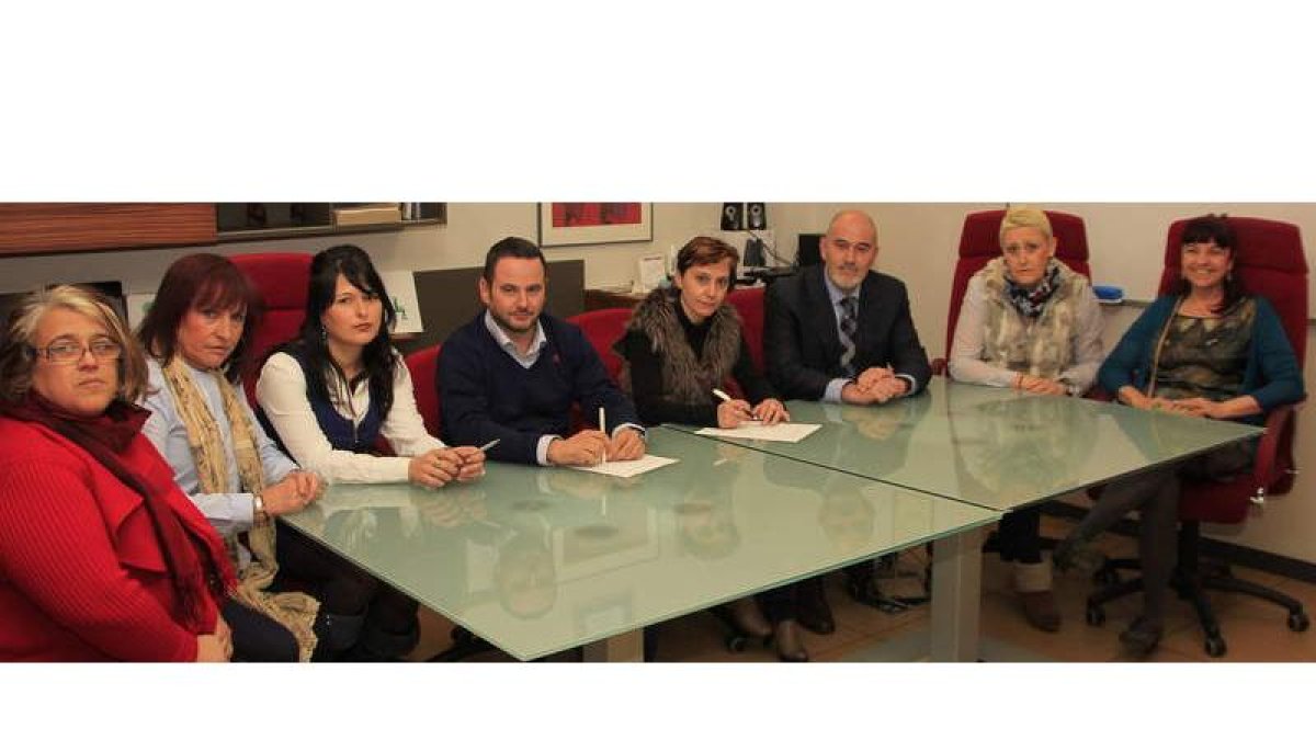 Representantes de los trabajadores y de la dirección de la empresa en la reunión del acuerdo.
