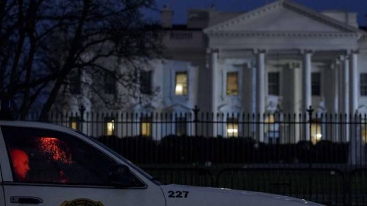 Un coche de policía ante la Casa Blanca
