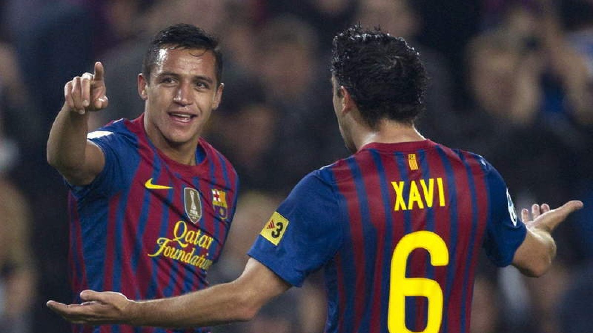 Alexis celebra con Xavi el primer gol del Barcelona en el partido ante el Getafe.