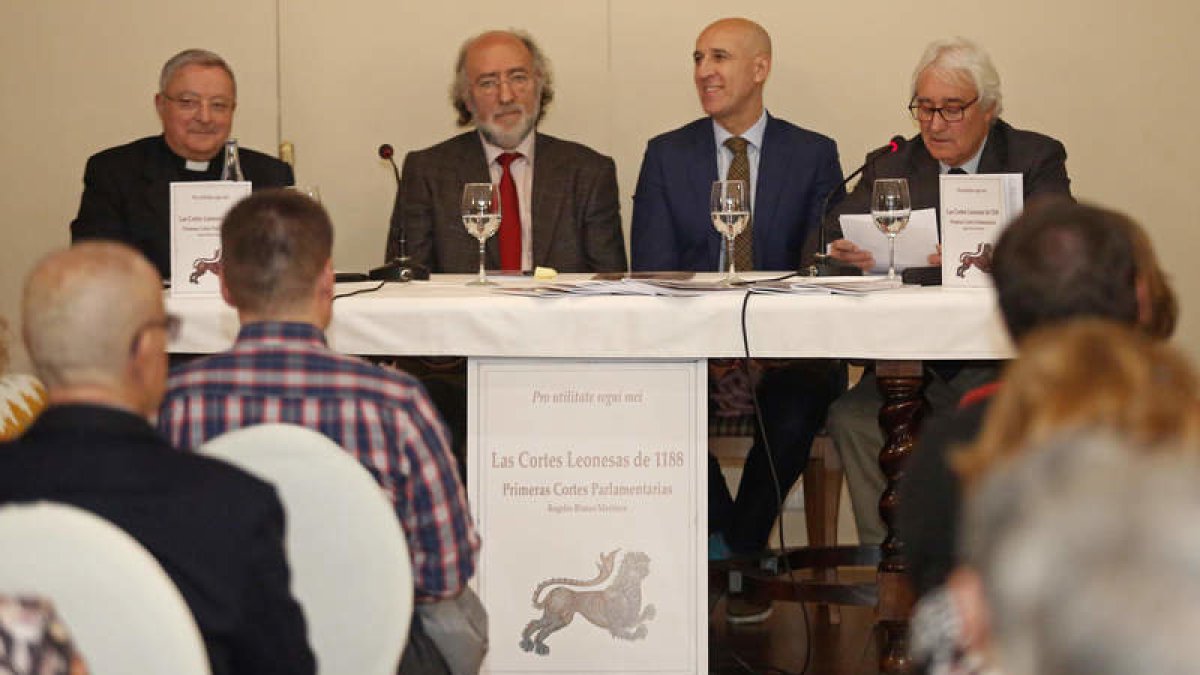 Rogelio Blanco y el alcalde, en la presentación del libro.