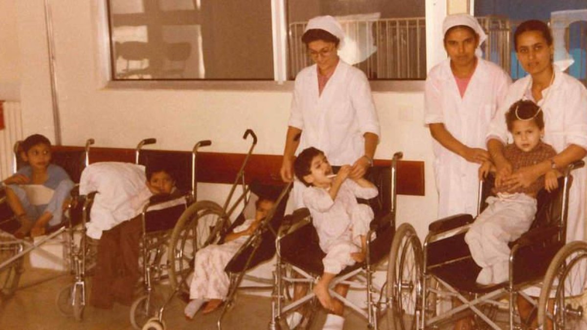 Esther con los niños de un hospital donde trabajaba en Argel.