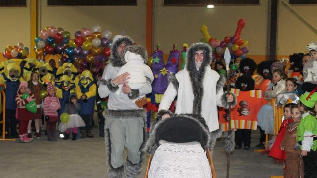 La familia esquimal fue la ganadora. En la foto rodeada de muchos participantes del carnaval.