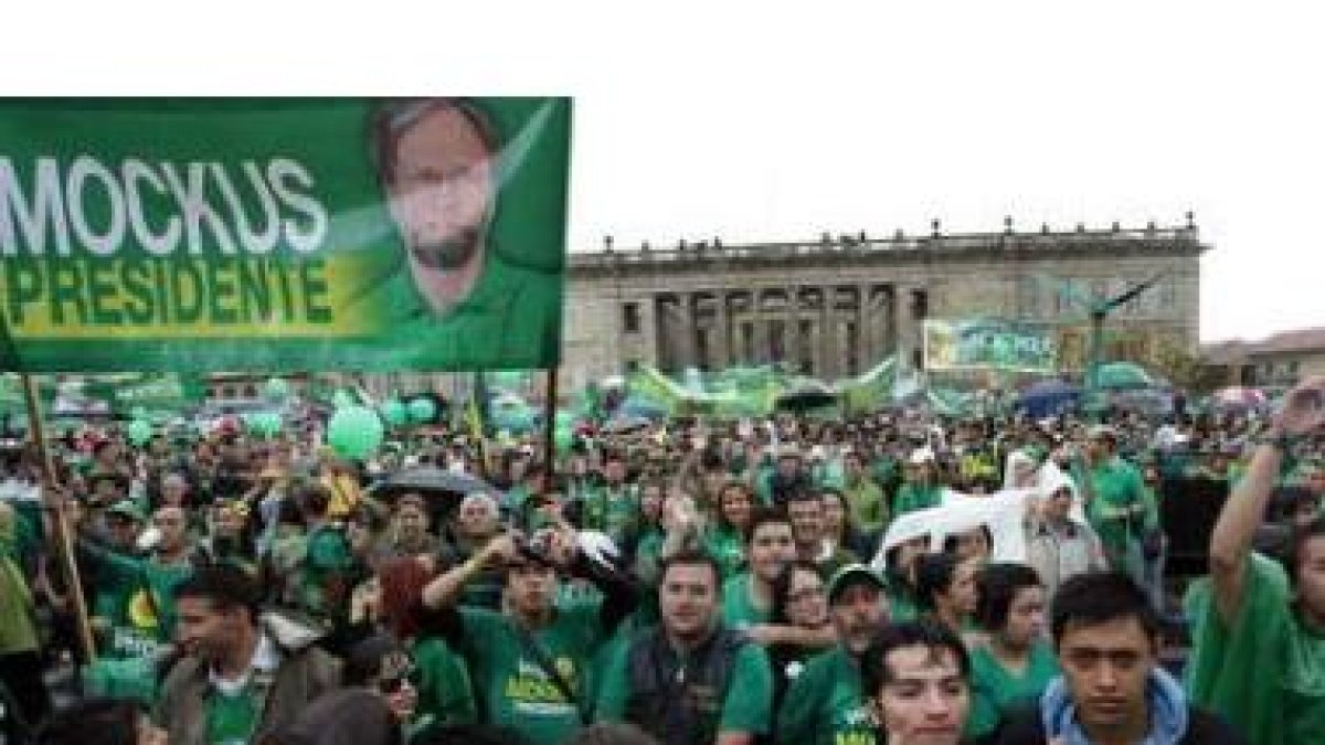 Seguidores del candidato presidencial por el Partido Verde, durante un acto de apoyo en Bogotá