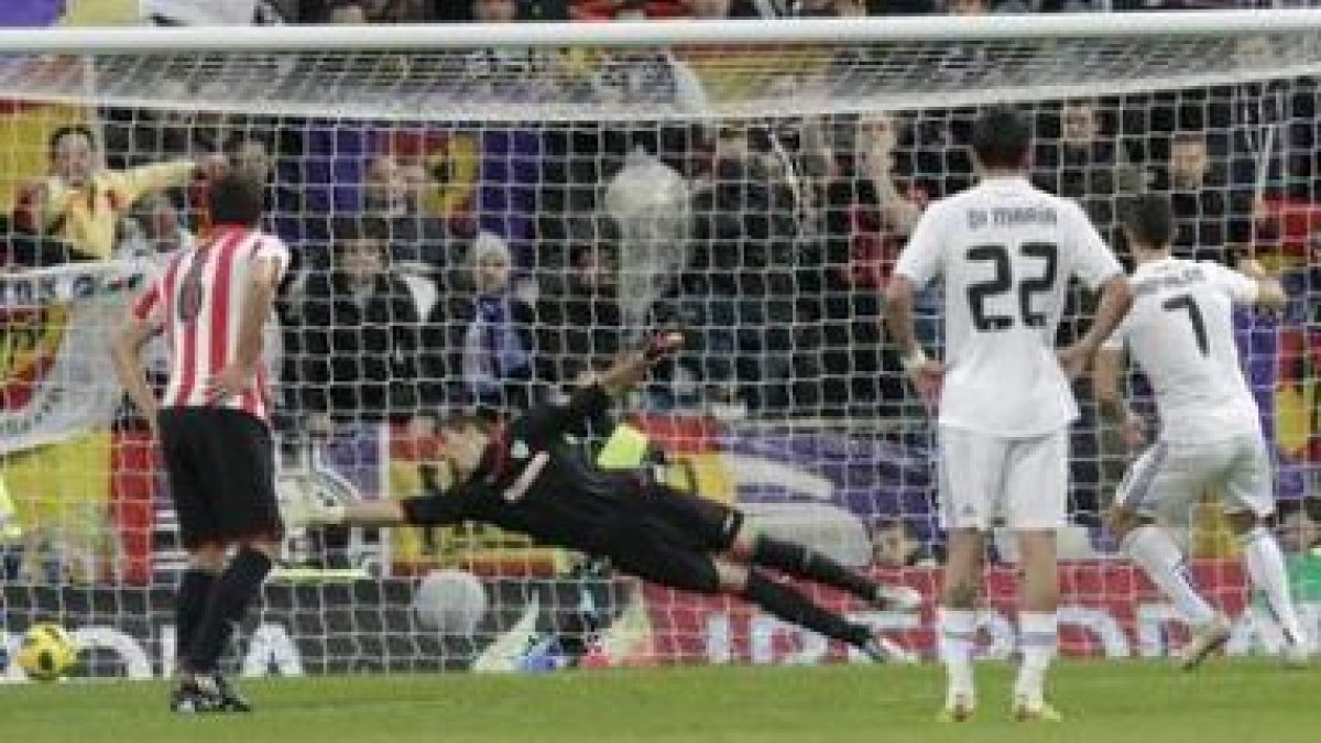 Cristiano culminó la goleada del Madrid ante el Athletic con su tercer gol, esta vez de penalti.
