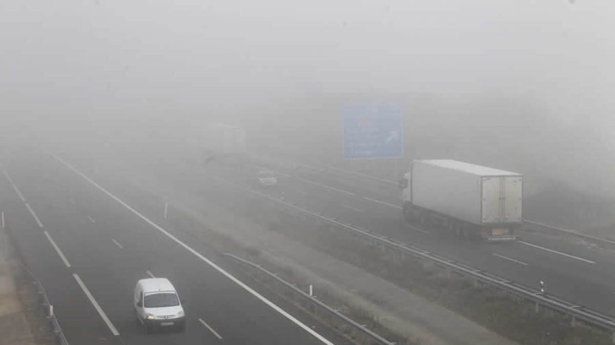 Niebla en una carretera de la provincia, en una imagen de archivo.
