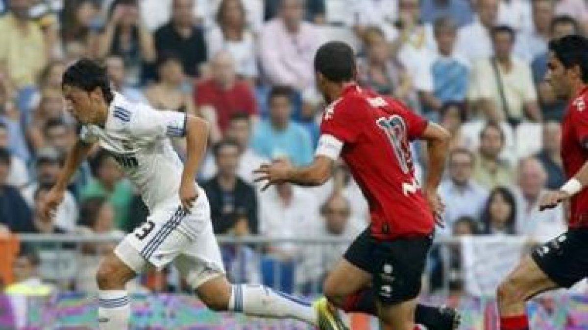Mesut Özil corre con el balón controlado, perseguido por Puñal y Nekouman.