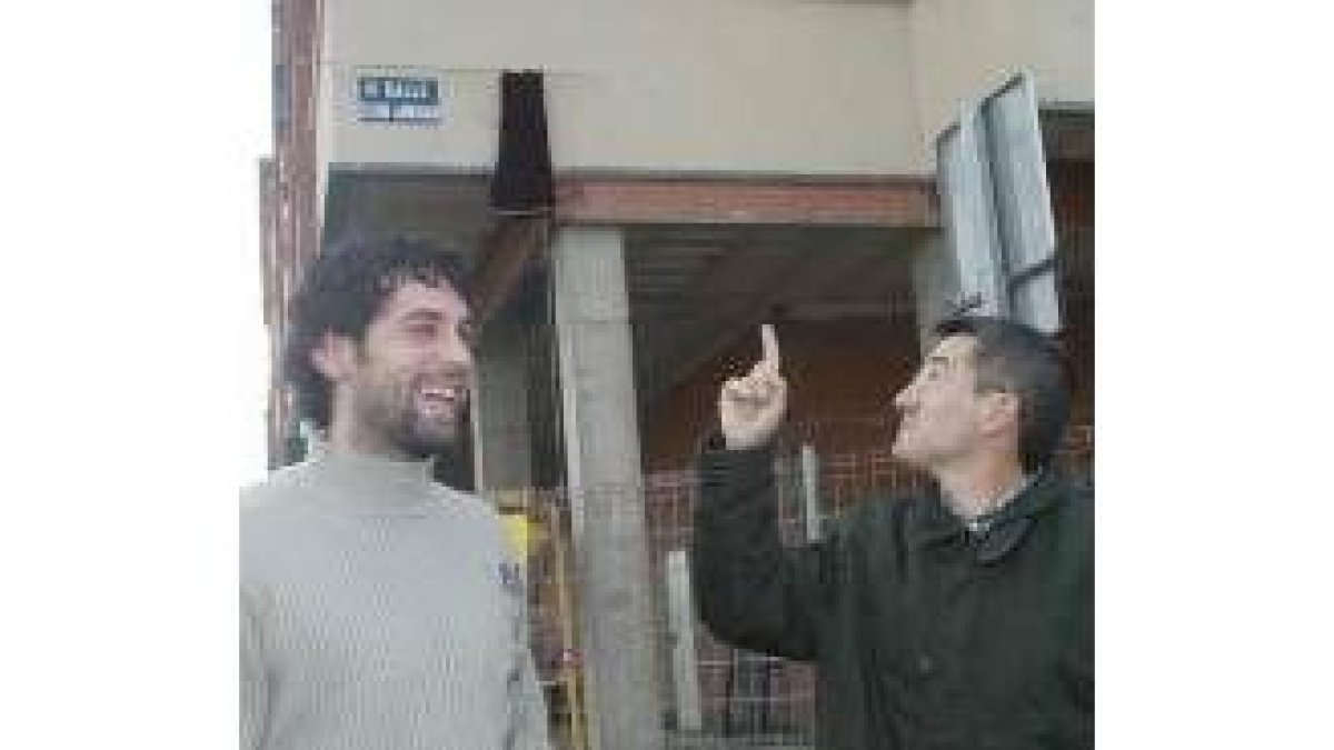 El capitán del equipo Juanín y el alcalde posan ante la placa de la calle