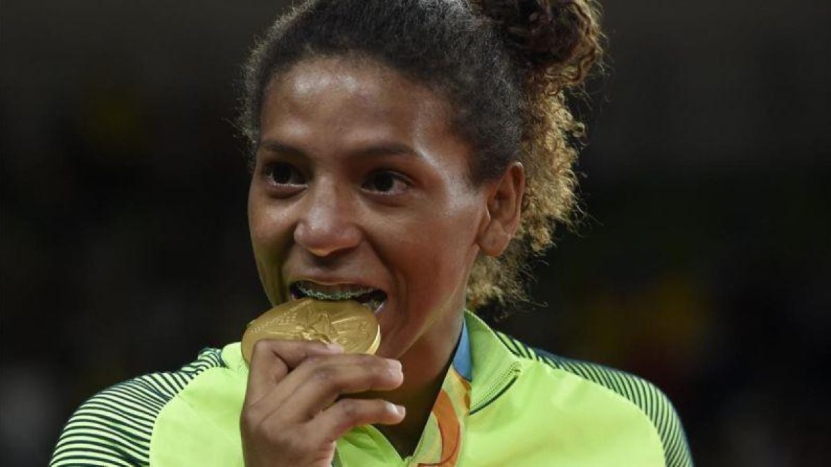 Rafaela Silva muerde el oro ganado en judo.