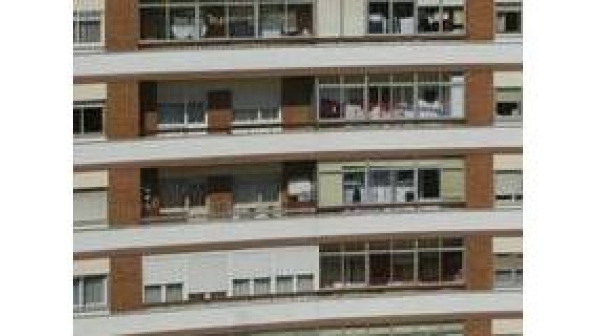 Vista general de un bloque de viviendas desde la cúpula de la plaza de toros de León