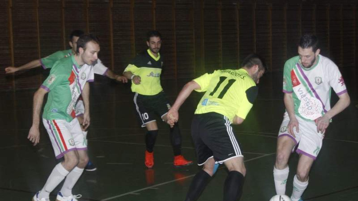 El Cistierna acabó cediendo un empate ante el Guardo. CAMPOS