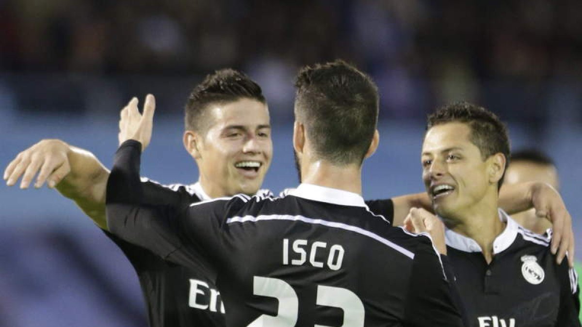 James, Isco y Chicharito, autor de dos goles ante el Celta, celebran uno de los cuatro tantos del Madrid.