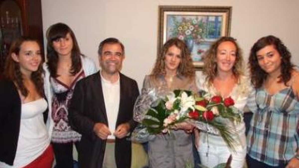 Paula García, entre el alcalde y la edil de Fiestas, con sus damas de honor.