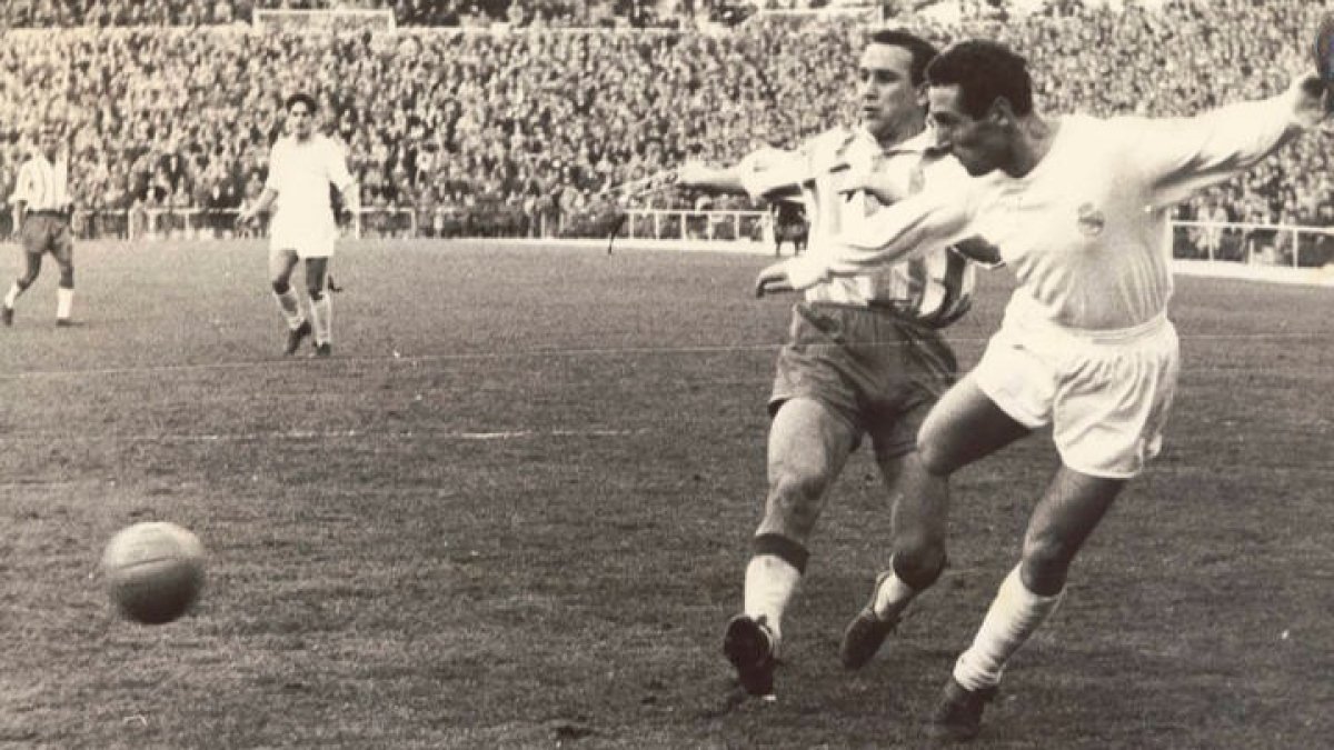 Gento en una de sus grandes jugadas. REAL MADRID