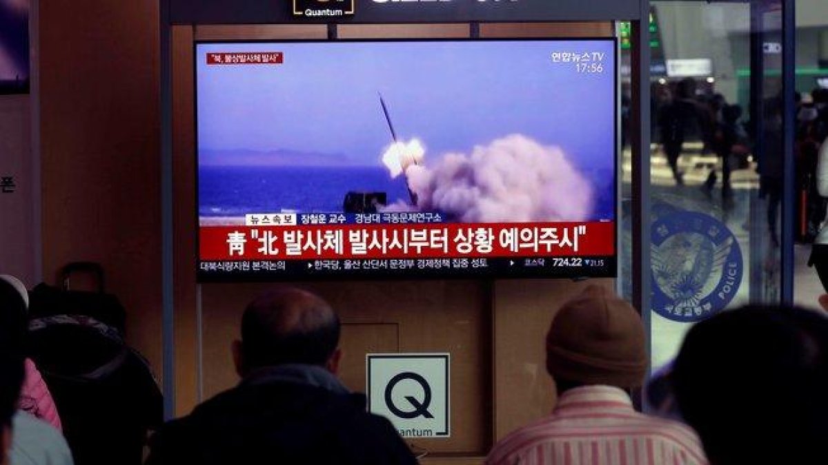 Transmisión del lanzamiento de una serie de proyectiles no identificados desde Corea del Norte.