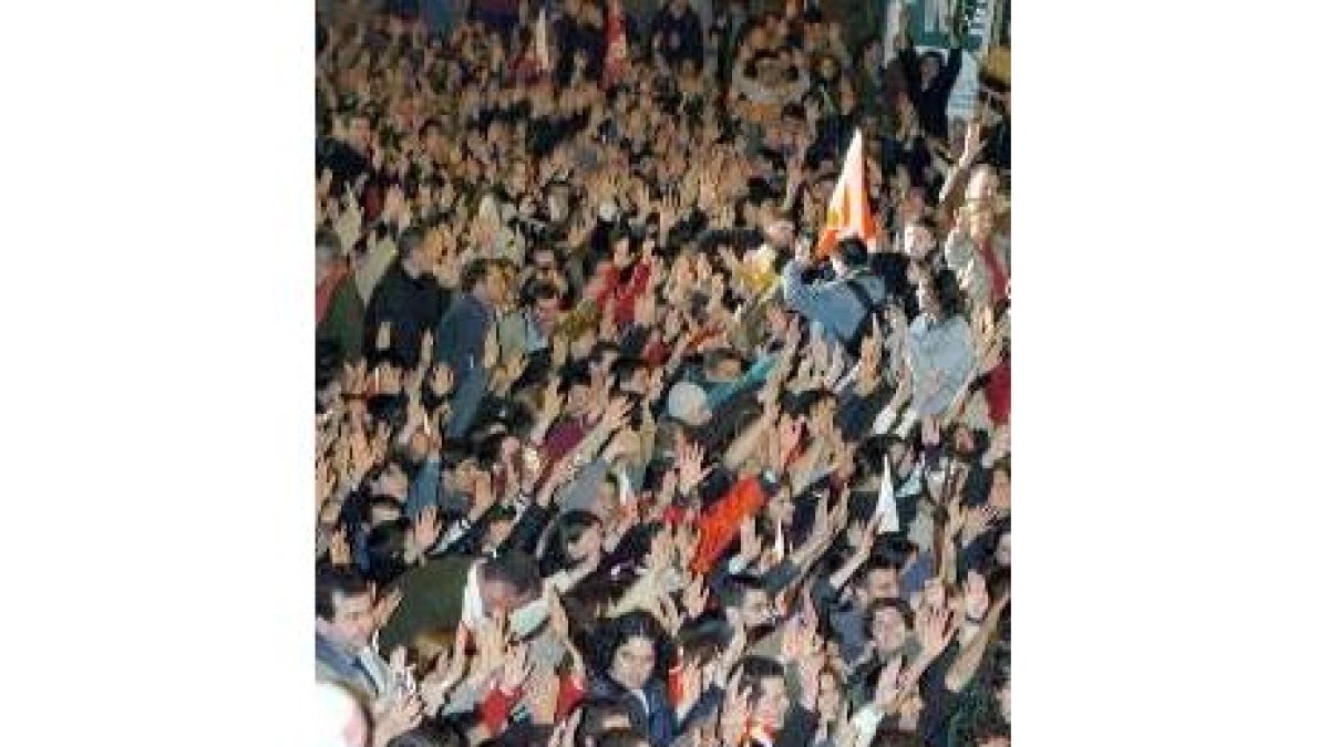 Simpatizantes socialistas celebran en Ferraz el triunfo del PSOE