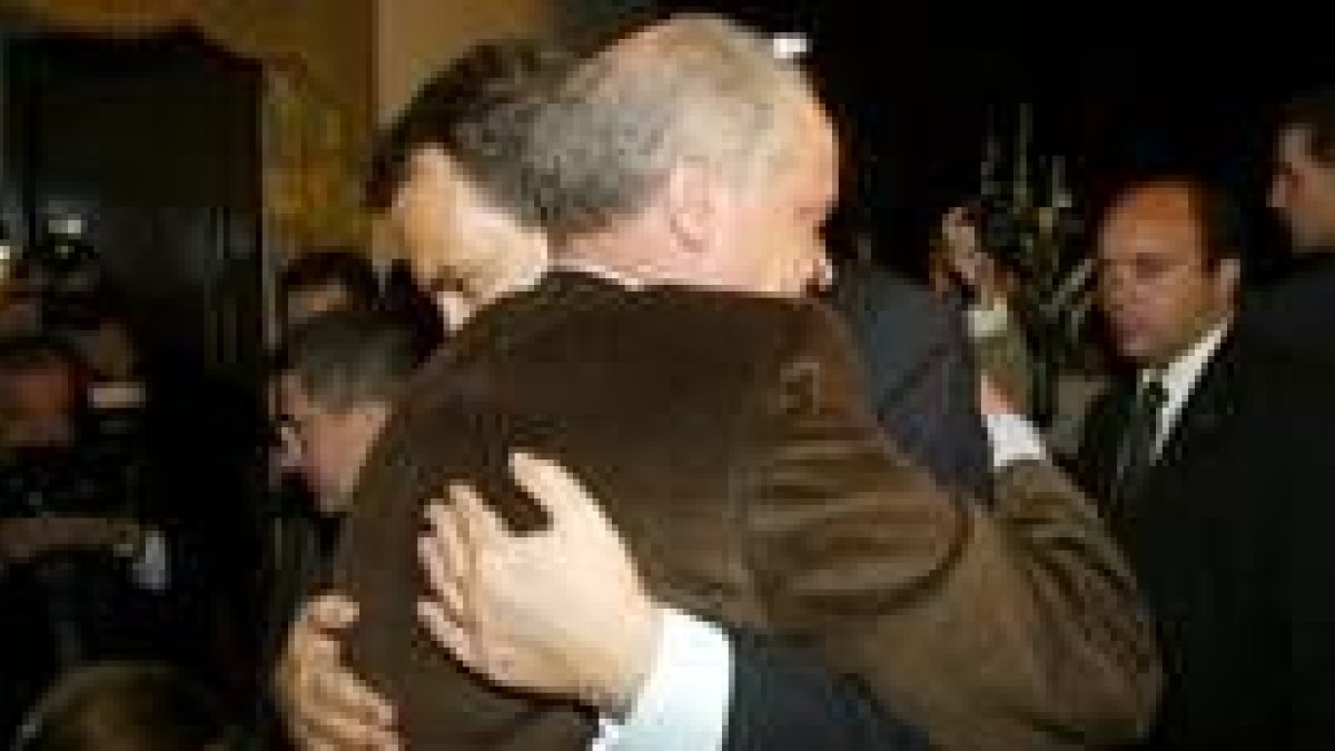Zapatero abraza a su viejo maestro y amigo Alfonso García, un momento emotivo de su visita a León