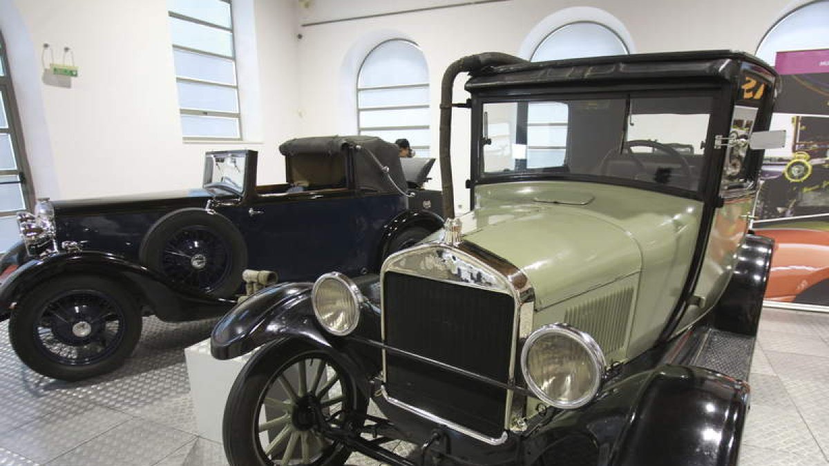 Vista de uno de los cuatro vehículos de principios de siglo, del Museo de Automoción. J.M. GARCÍA