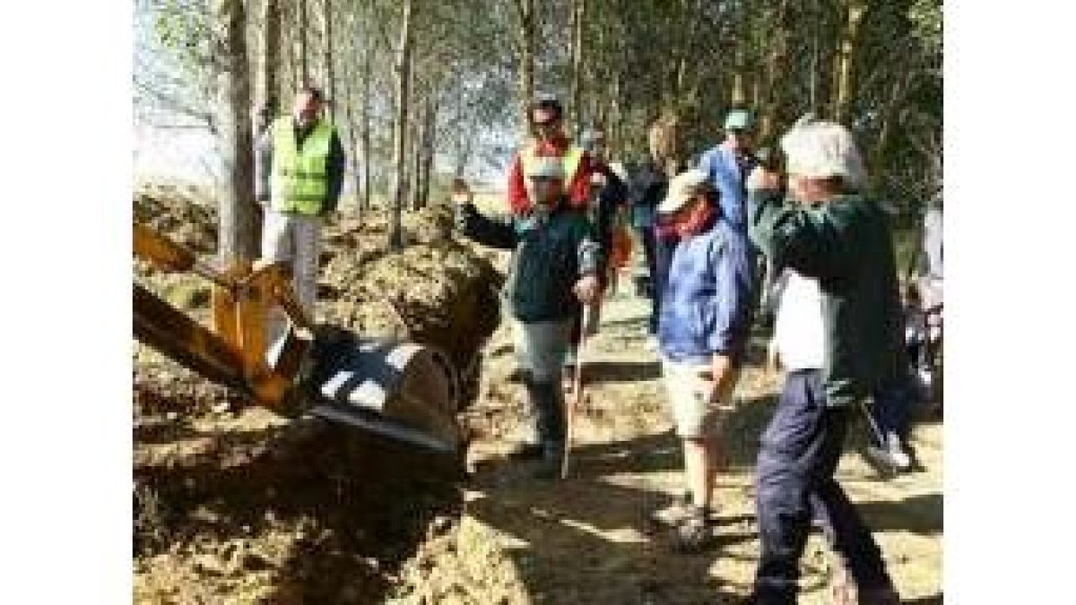 Un momento de la excavación, poco antes de localizar la fosa