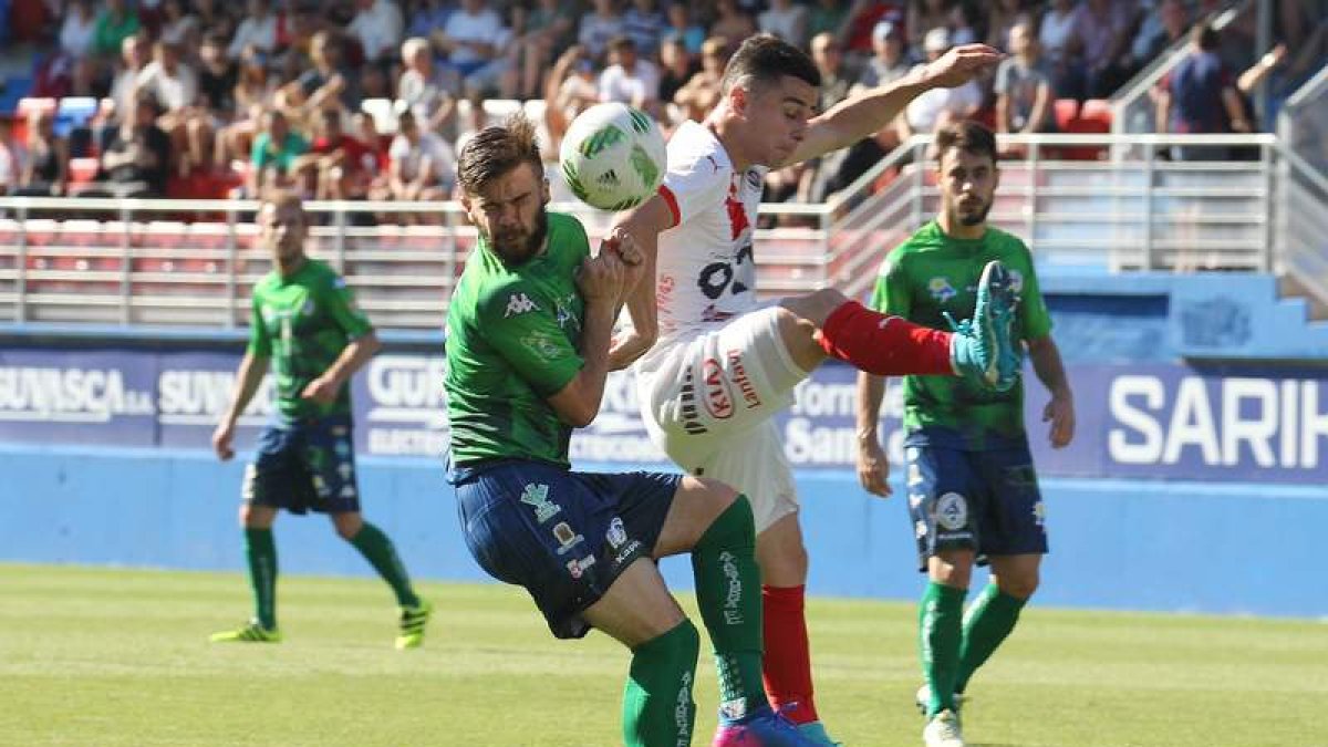 El equipo maragato buscó la igualada durante ochenta y cinco minutos pero la defensa vasca se mostró muy expeditiva y sin hacer apenas concesiones. JAVI COLMENERO