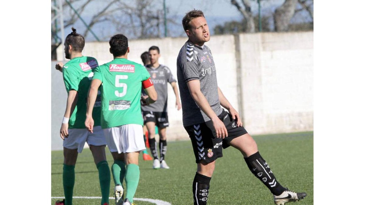 Isaac Aketxe muestra su contrariedad tras recibir la Cultural el segundo gol en el Municipal de Guijuelo