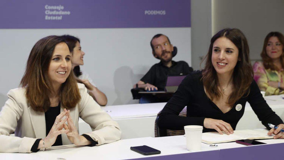 Ione Belarra, junto a la ministra Irene Montero. CHEMA MOYA