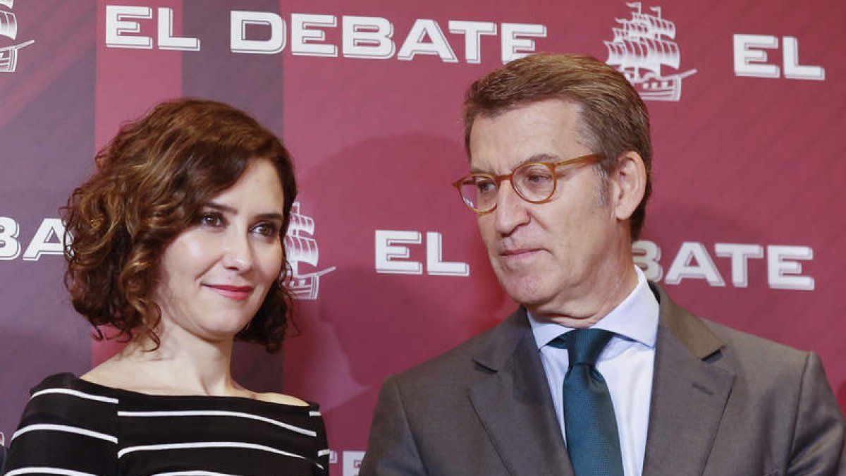 Ayuso junto a Feijóo ayer, en un acto organizado por El Debate en Madrid. JAVIER LIZÓN
