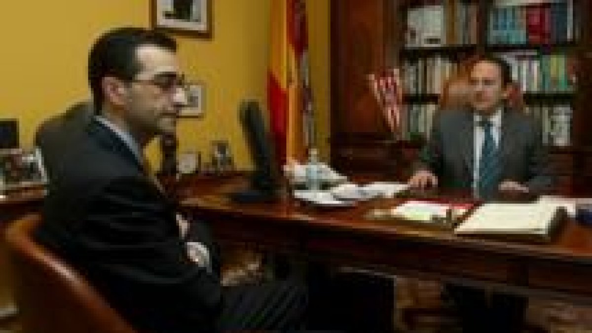 El alcalde, José Manuel Fernández, ayer, en el despacho del delegado de la Junta, Luis Aznar