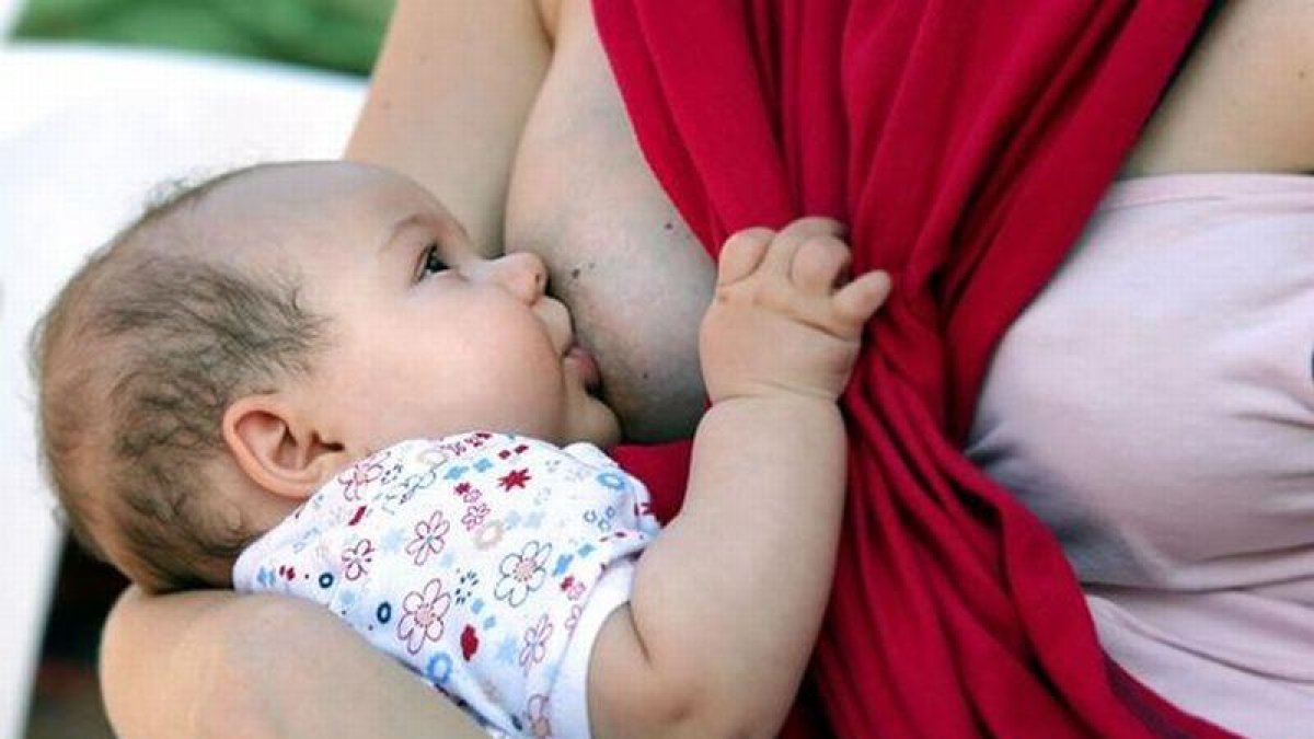 Una mujer amamanta a su bebé.