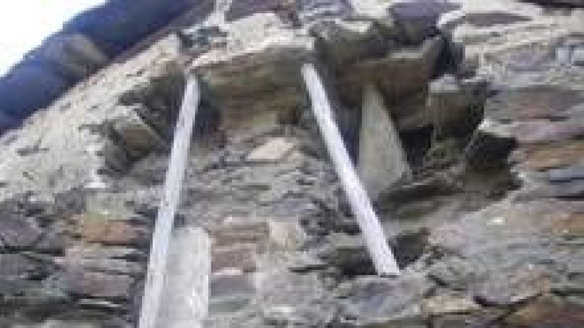 Aspecto de la fachada de la ermita con el relieve completo retirado