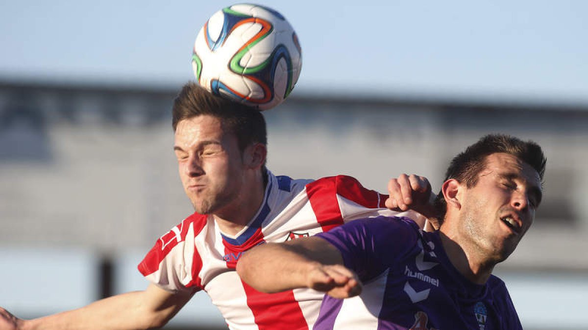 Morados y rojiblancos protagonizan un derbi con la mirada en los puestos de cabeza.